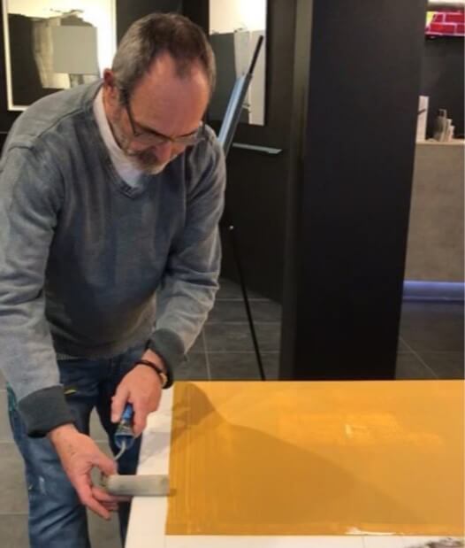 daniel reymann en train de créer une oeuvre d'art